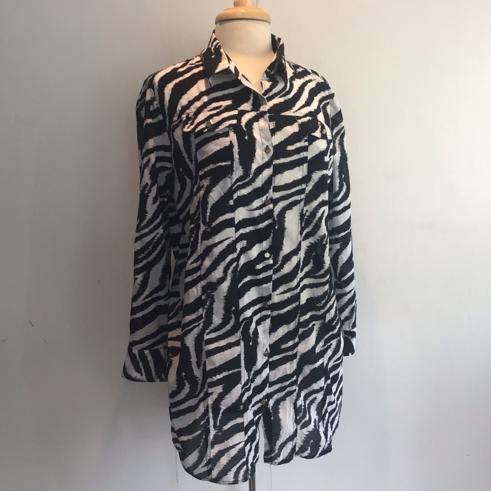 Lightweight cotton zebra print Jaclyn Smith  lshirt/tunic/ cover up size Large.